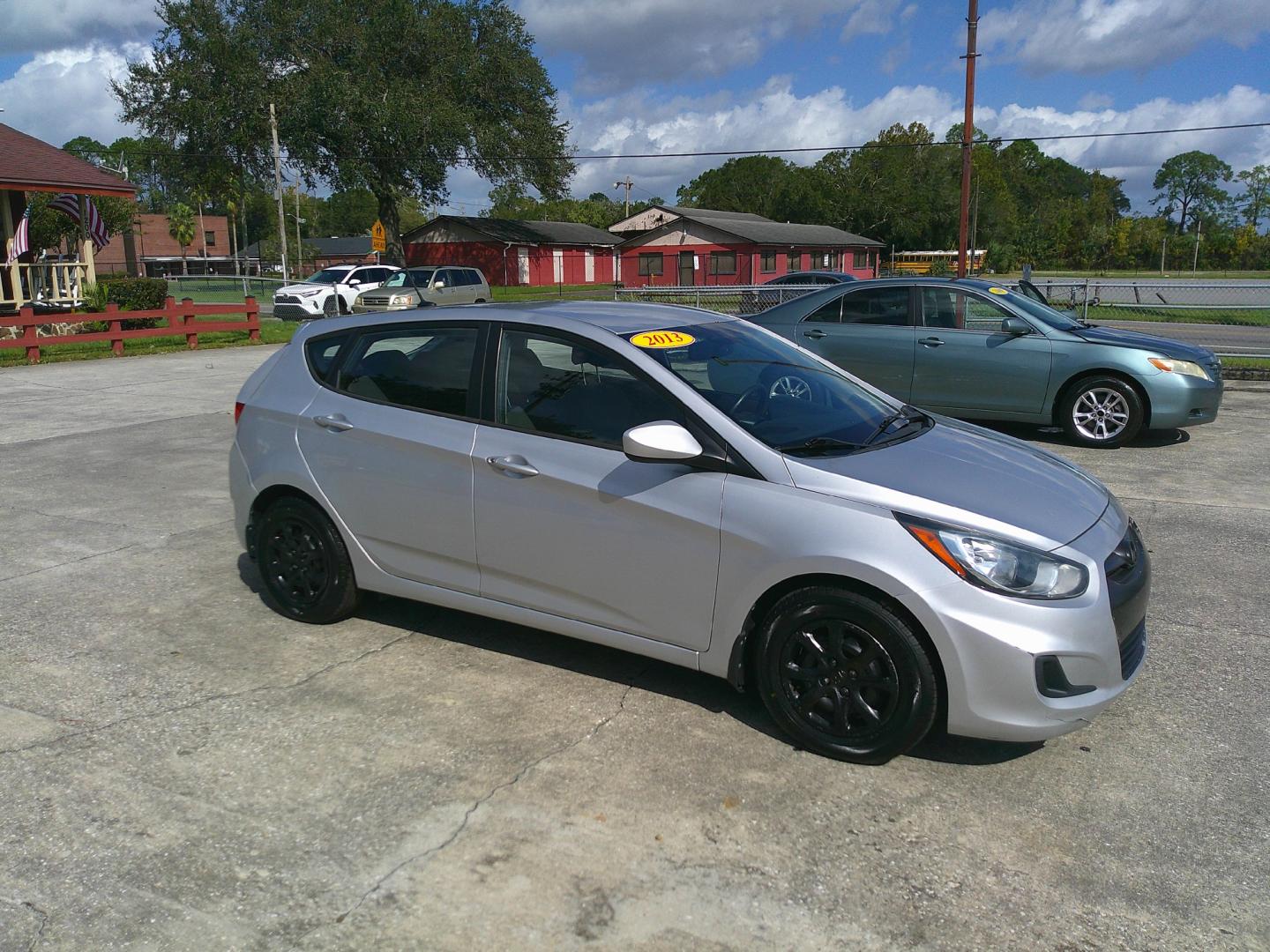 2013 SILVER HYUNDAI ACCENT GS; SE (KMHCT5AE9DU) , located at 1200 Cassat Avenue, Jacksonville, FL, 32205, (904) 695-1885, 30.302404, -81.731033 - Photo#2